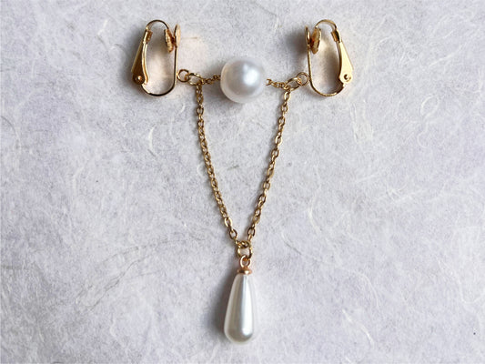 Labia Clips with two clips, short chain with big white pearl and a chain with a pearl pendant
